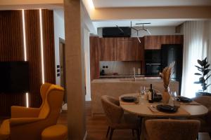 ein Esszimmer und eine Küche mit Tisch und Stühlen in der Unterkunft Chōros in Larisa