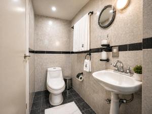 a bathroom with a toilet and a sink at Habitación individual con baño privado a 3 Min del Estadio Azteca-Banorte y muy cerca de zona de hospitales in Mexico City +20 photos