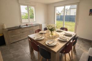 a dining room with a table with chairs and a dining room at Kougou Ruz in Audierne