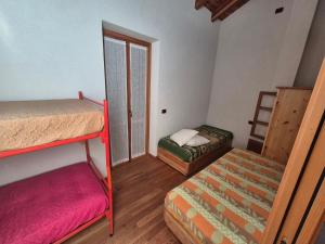 a room with two bunk beds and a window at Piantina Holiday Home in Sacco