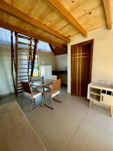 a kitchen with a table and chairs in a room at Chalé Pontal da Juacema in Ilha Cachoeira