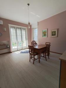 a dining room with a wooden table and chairs at I Quattro Venti in Pralormo