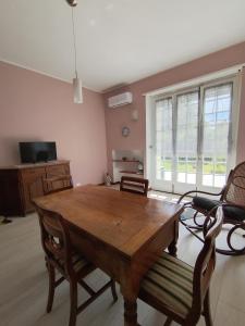 a living room with a wooden table and chairs at I Quattro Venti in Pralormo