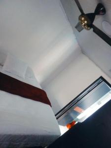 a room with a bed and a ceiling fan at Alojamiento RUBY'S in Pereira