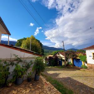 a view of a house with mountains in the background at Contos de Alice Quartos in Tiradentes