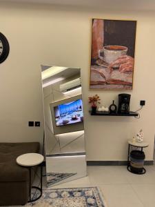 a living room with a couch and a mirror at استوديو حي حطين in Riyadh