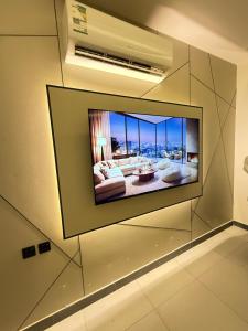 a room with a wall with a tv on a wall at استوديو حي حطين in Riyadh