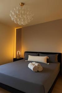 a bedroom with a large bed with towels on it at 3 KING Beds Free parking Central Place in Pittsburgh