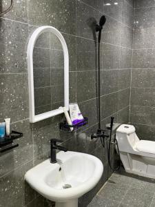 a bathroom with a sink and a mirror and a toilet at استوديو حي حطين in Riyadh