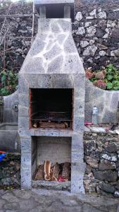 een steenoven met schoenen erin bij Surf & Guest Lorena´s House in Ribeira Grande