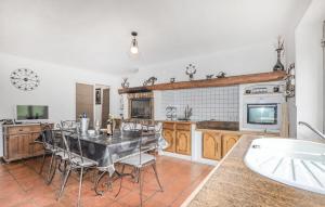 a kitchen with a table and chairs and a sink at Awesome Home In Rigarda in Rigarda
