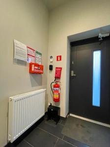 a room with a fire hydrant and a door at KWADRAT hostel in Roztworowo