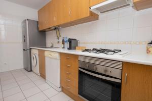 a kitchen with a stove and a sink at Cantinho Lusitano in Portimão