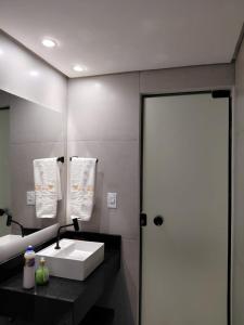a bathroom with a sink and a mirror at Nosso Lar casa inteira, completa e independente in Barra do Garças +15 photos