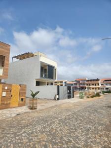 a house on the side of a street at Casa Strela Negra in Tarrafal