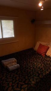 a bedroom with a bed and a window at Casinha das bonecas in Adenodeiro