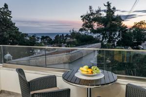 a plate of fruit on a table on a balcony at ARABESQUE Apartments & Suite in Ulcinj