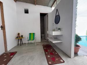 a living room with a table and a rug at Casa por temporada - Espaço Oxente - Lazer e eventos in Paulo Afonso
