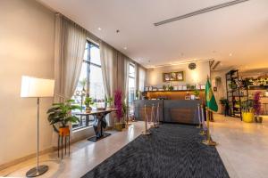 a living room with a rug on the floor at فندق هوتيلتن HotelTen in Riyadh