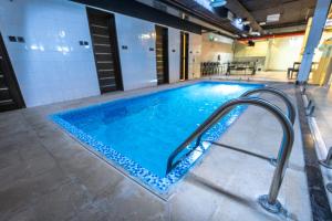 a large swimming pool with a water slide at فندق هوتيلتن HotelTen in Riyadh