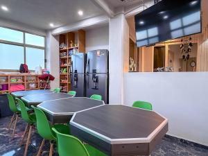 a classroom with tables and a refrigerator in a room at Habitación individual con baño privado a 2 min de Ciudad Universitaria - UNAM - Institutos de Investigación in Mexico City