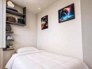 a bedroom with a bed and two pictures on the wall at Habitación individual con baño privado a 2 min de Ciudad Universitaria - UNAM - Institutos de Investigación in Mexico City