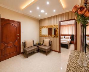 ein Wohnzimmer mit Sofa und ein Schlafzimmer in der Unterkunft Exclusive Executive & Couple Suite con Piscina in Machala