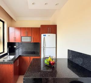 Eine Küche mit einer Obstschale auf der Arbeitsfläche in der Unterkunft Exclusive Executive & Couple Suite con Piscina in Machala