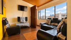 a living room with a couch and a tv at Apartamentos CasaMJ Tunja Confort y Parqueadero in Tunja