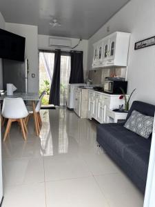 a kitchen and living room with a couch and a table at Casa Cielo y Noche in Ahuachapán