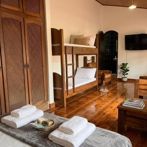 a room with two bunk beds and a table with towels at Cantinho no litoral a 100mts da praia in São Sebastião +61 photos