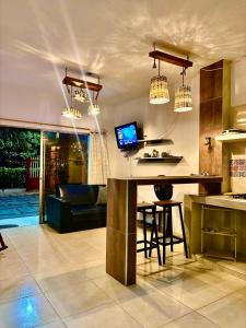 a kitchen and living room with a table and a couch at Cabañas Turísticas Castrolandia in San Antero