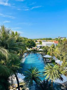 an overhead view of a resort swimming pool with palm trees at An Velora Boutique Hotel in Lai Nghê (2)
