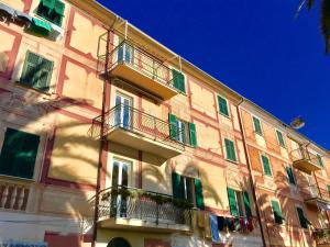 セストリ・レヴァンテにあるCasa Giulia - Apartment beachfront with 2 bedrooms, air conditioning and private parking, just 30 meters from the beachのバルコニー付きの大きな建物