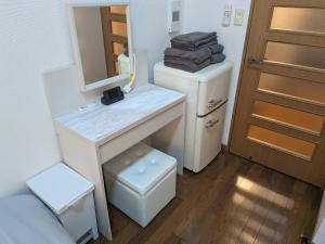 a bathroom with a white sink and a mirror at 大濠ウエストヴィレッジ409 in Fukuoka