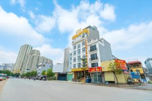 a building on the side of a city street at Aroma Hotel An Khánh in Vân Lũng