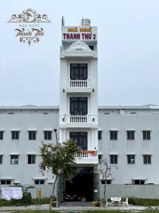 a white building with a sign on top of it at Nhà nghỉ Thanh Thư 2 in Vị Thanh