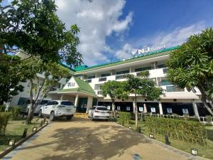 a hotel with two cars parked in front of it at NJ INTHAI Hotel in Sathani Chiang Rak