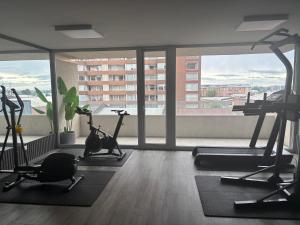 a gym with exercise bikes and a large window at Departamento Temuco Centro in Temuco
