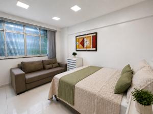 a bedroom with a bed and a couch at Studio no Centro com Wi-Fi in Manaus +1 photo