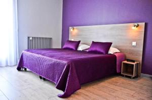 Hotel Le Comty tesisinde bir odada yatak veya yataklar