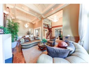 a large living room with couches and chairs at 温哥华列治文别墅民宿60 in Richmond