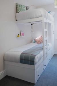 a bedroom with two bunk beds in a room at Self Catering Cellb Ffestiniog in Blaenau-Ffestiniog