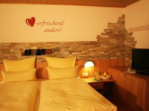 Letto o letti in una camera di Wanderhotel Grüner Baum