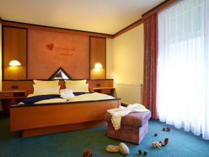 Letto o letti in una camera di Wanderhotel Grüner Baum