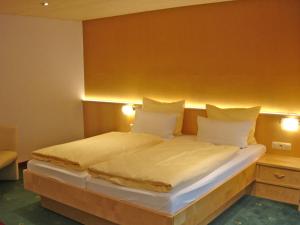Letto o letti in una camera di Wanderhotel Grüner Baum