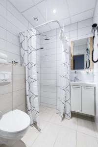 Un baño de Centrum Hotel 37 fotos más