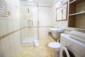 łazienka z prysznicem, toaletą i umywalką w obiekcie Apartament BazaTatry Giewont View w Zakopanem