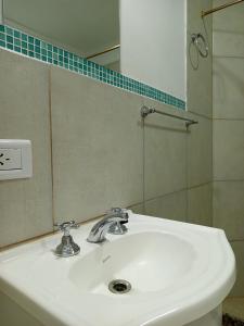 a bathroom with a sink and a mirror at Frente a Termas in Federación
