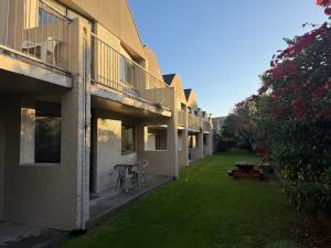 anterior view of a building with a green yard at AAA Mana Motel in Porirua